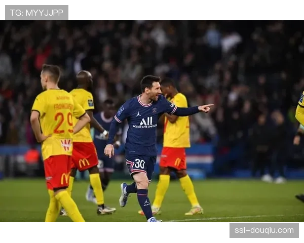 伊戈尔·蒂亚戈禁区灵巧摆脱后低射破门，延续火热脚感